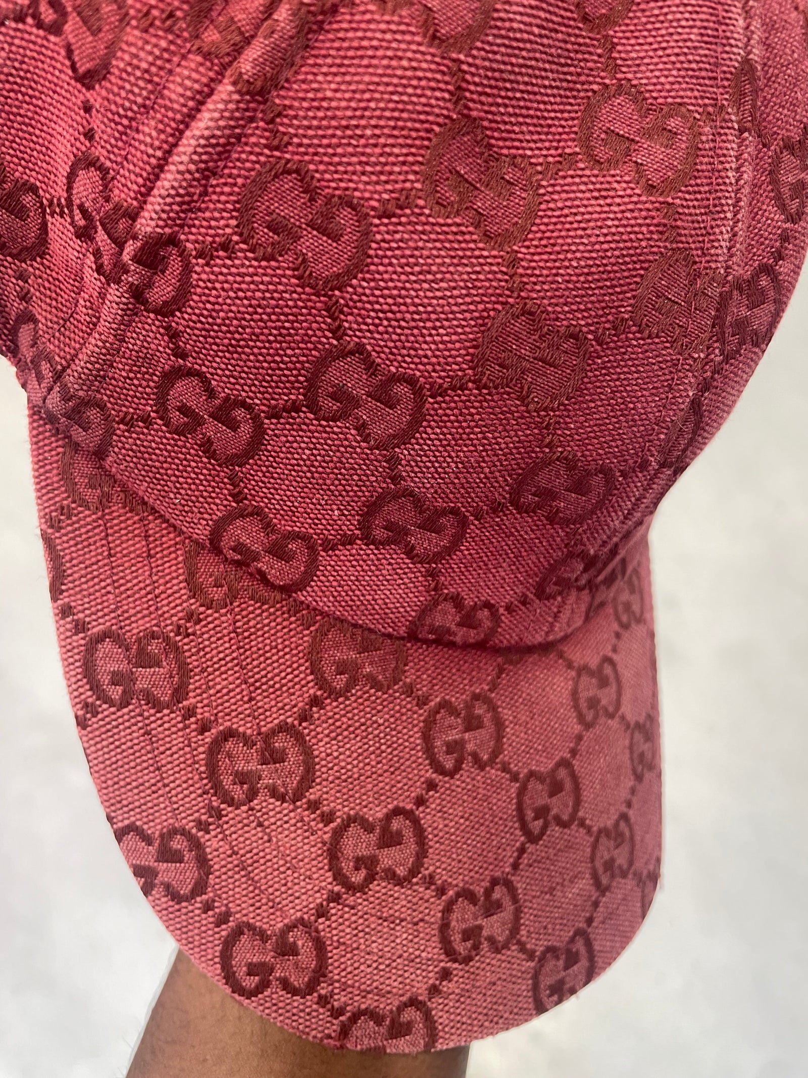 L’Art de la restauration : Pourquoi votre casquette de luxe mérite un entretien premium?